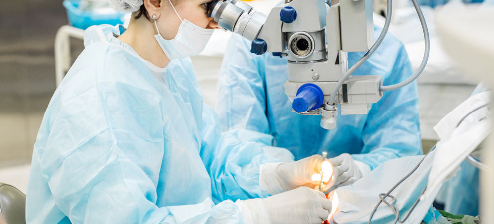 Oftalmologistas especializados em plástica ocular realizando uma cirurgia.